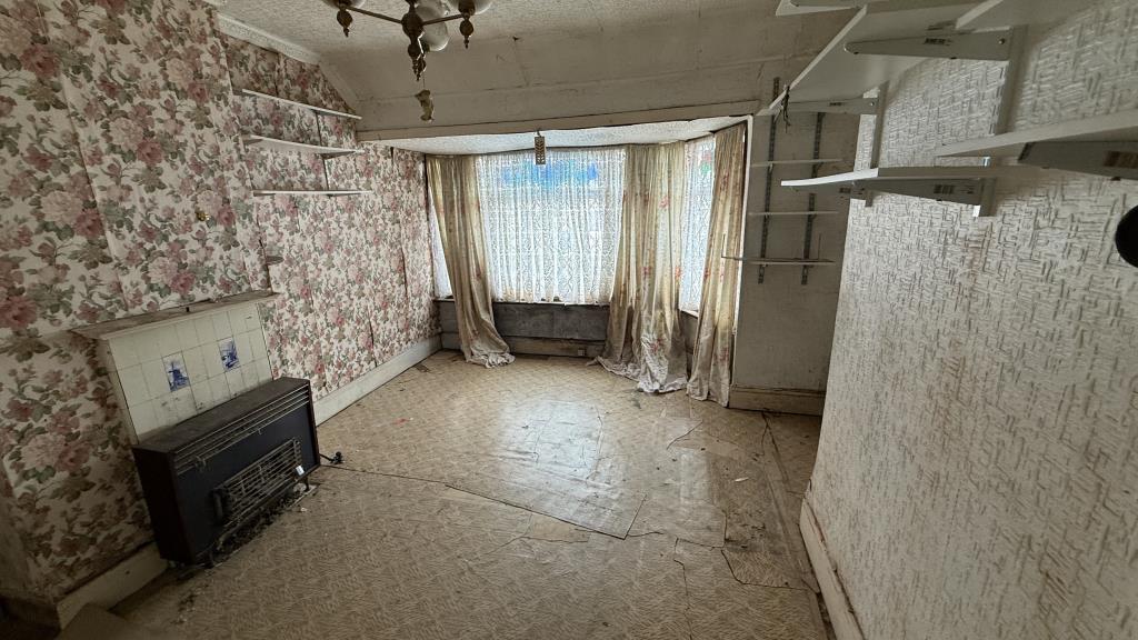 Lot: 136 - TERRACE HOUSE FOR REFURBISHMENT - Internal image of bedroom 1